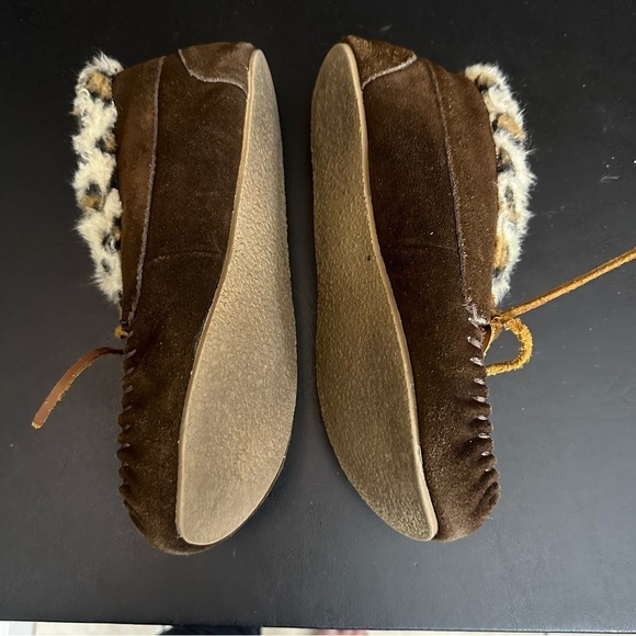 Minnetonka Women's Jacqueline Indoor Outdoor Moccasin Brown w Cheetah Faux Fur 9 - Picture 6 of 8